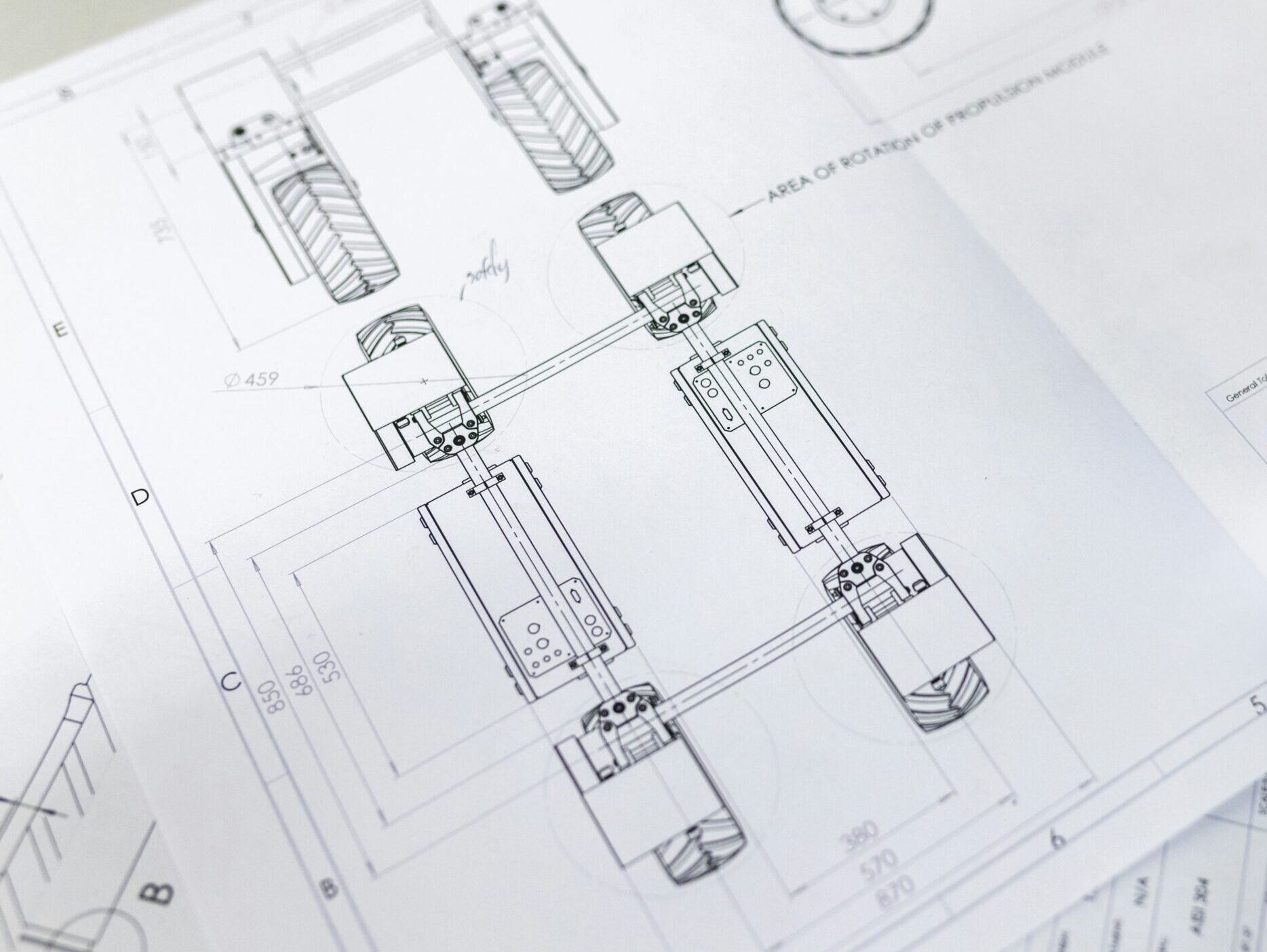 Ingenieur bei der Arbeit an technischen Zeichnungen