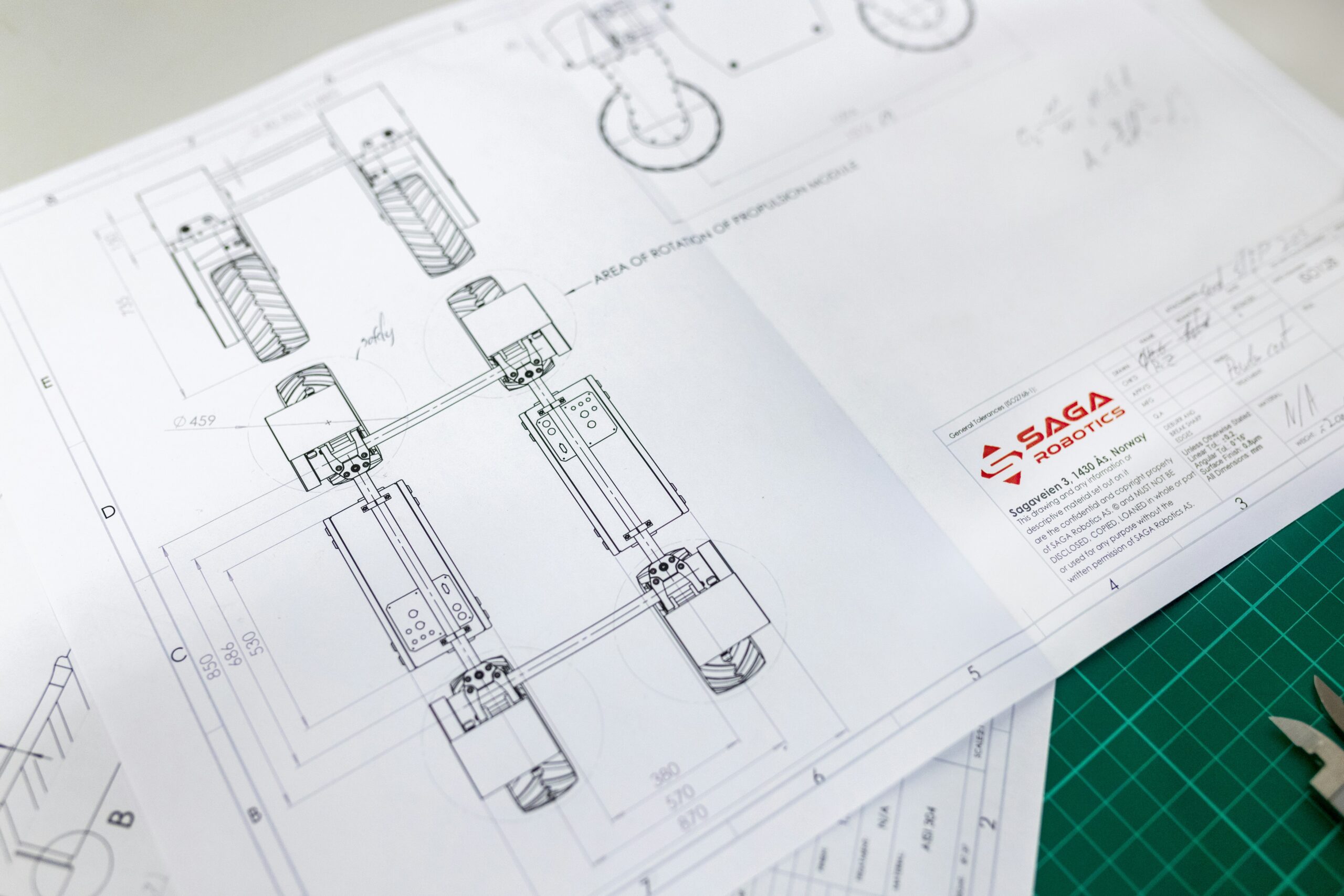 Ingenieur bei der Arbeit an technischen Zeichnungen